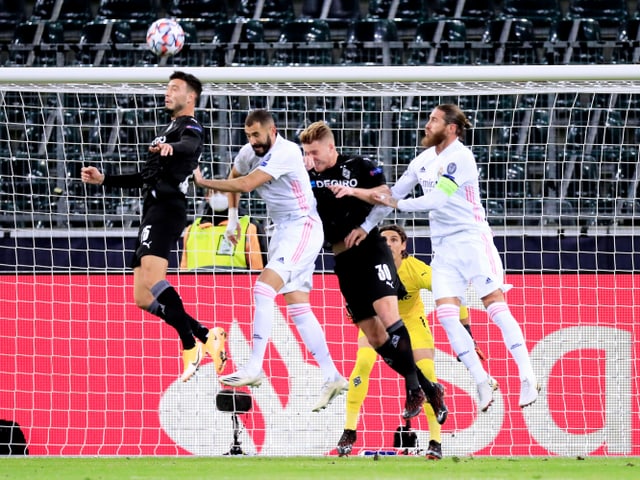 Zweikampf zwischen Fussballern Zweikampf zwischen Fussballern