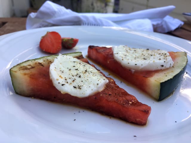 Grillierte Wassermelone mit Mozzarella. Grillierte Wassermelone mit Mozzarella.