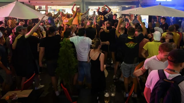 YB-Fans feiern auf den Berner Strassen den Meistertitel. YB-Fans feiern auf den Berner Strassen den Meistertitel.