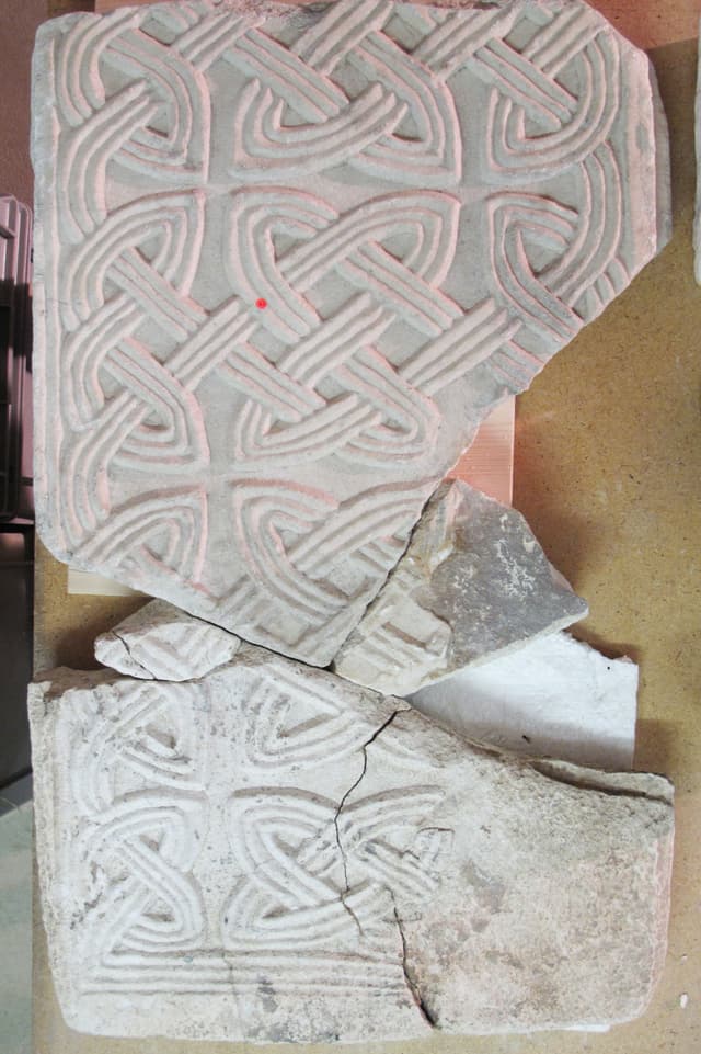Ausgegrabenes Relief Ausgegrabenes Relief