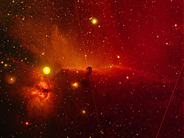 Oranger Nebel, einige ganz helle Sterne.