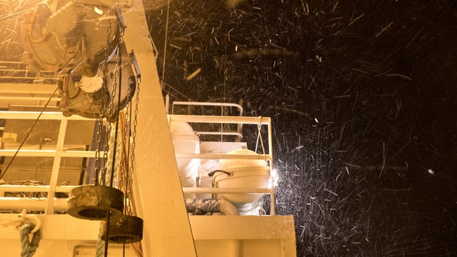 Ein Teil des Schiffs in gelbem Licht – man sieht Schnee. Ein Teil des Schiffs in gelbem Licht – man sieht Schnee.