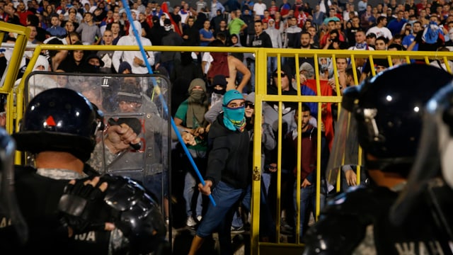 Proteste bei Spiel Serbien gegen Albanien Proteste bei Spiel Serbien gegen Albanien