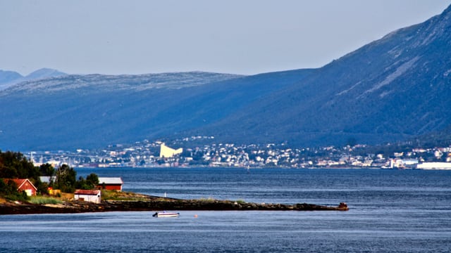 Blick auf Tromsö und die Eismeerkathedrale. Blick auf Tromsö und die Eismeerkathedrale.