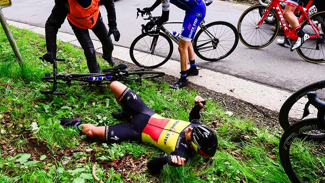 Philippe Gilbert liegt nach seinem Sturz neben der Strasse. Philippe Gilbert liegt nach seinem Sturz neben der Strasse.