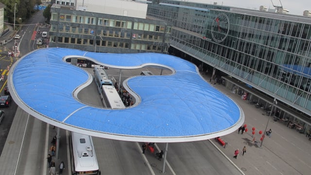 Die Wolke, das neue Wahrzeichen des Aarauer Bahnhofplatzes, von oben. Die Wolke, das neue Wahrzeichen des Aarauer Bahnhofplatzes, von oben.