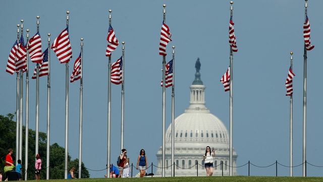 Symbolbild: US-Flaggen vor dem Capitol. Symbolbild: US-Flaggen vor dem Capitol.