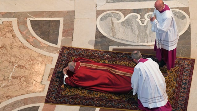 Betender Papst liegt am Boden Betender Papst liegt am Boden