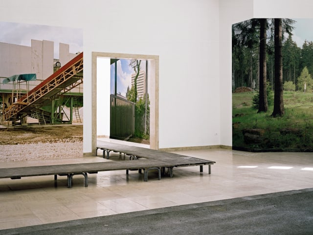 Der Deuschte Pavillon von innen. An den Wänden sind grosse Naturfotos. Der Deuschte Pavillon von innen. An den Wänden sind grosse Naturfotos.