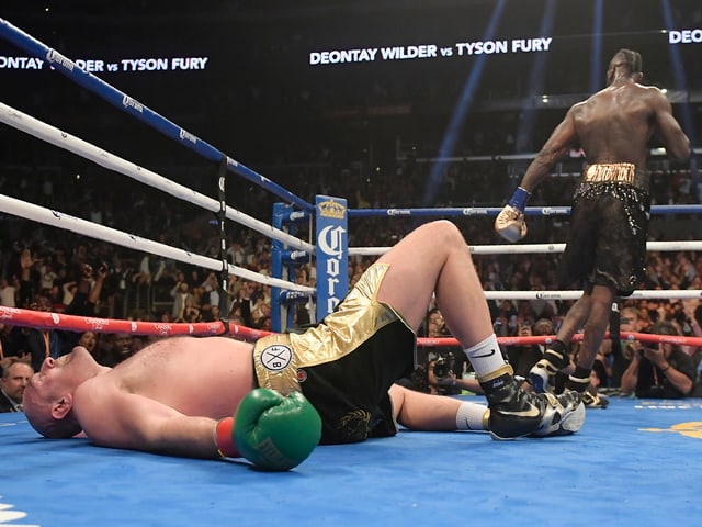 Tyson Fury liegt nach einem Treffer am Boden Tyson Fury liegt nach einem Treffer am Boden