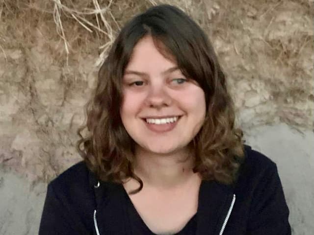 Im Bild ist Luana Schena. Sie ist eine junge, blinde Frau mit langen braunen Haaren. Im Bild ist Luana Schena. Sie ist eine junge, blinde Frau mit langen braunen Haaren.