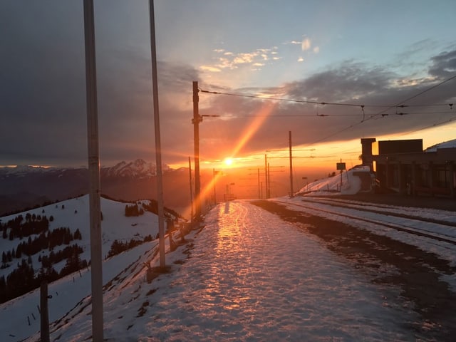Die Station Rigi-Staffel in der Abendsonne.