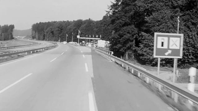 Das erste Schild bei Kölliken: Tanken, pinkeln, essen. Das erste Schild bei Kölliken: Tanken, pinkeln, essen.