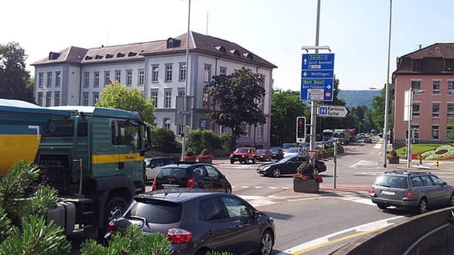 Autos auf Kreuzung Autos auf Kreuzung