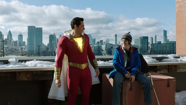 Superheld Shazam und Teenager Freddy auf dem Dach eines Hochhauses. Superheld Shazam und Teenager Freddy auf dem Dach eines Hochhauses.