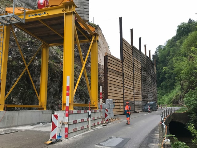 Strasse wegen Baustelle einspurig. Strasse wegen Baustelle einspurig.