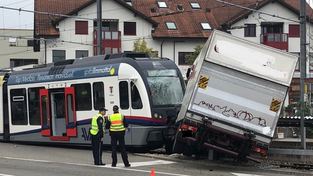 Die Unfallstelle mit Polizisten davor. Die Unfallstelle mit Polizisten davor.