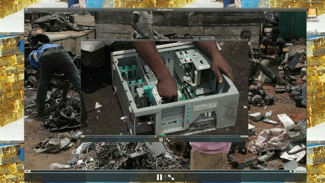 Kinderhände auf einer Müllhalde, die einen Compute demontieren. Kinderhände auf einer Müllhalde, die einen Compute demontieren.