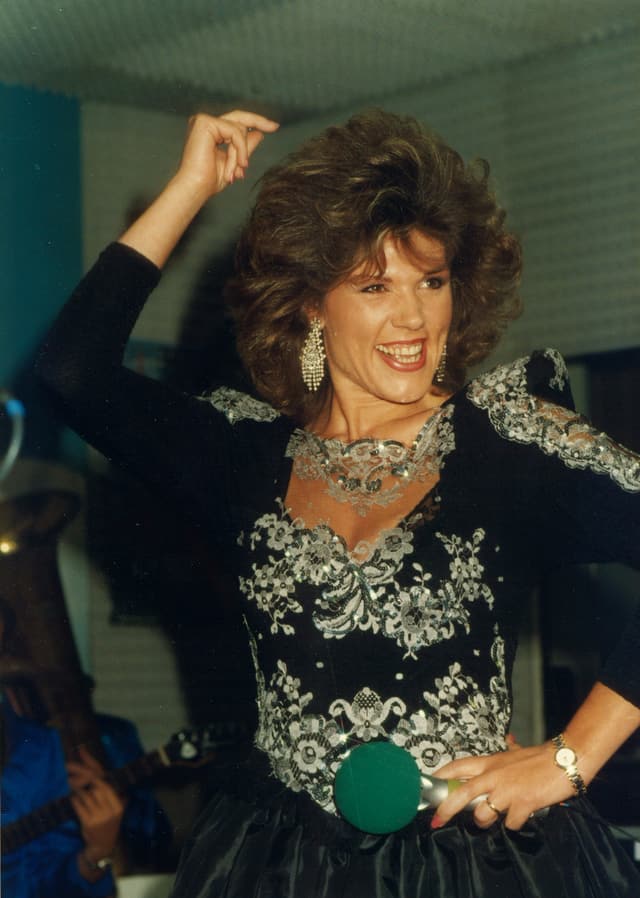Maja Brunner in der Pose einer Flamenco-Tänzerin bei einem Auftritt 1988 in Nürnberg. Maja Brunner in der Pose einer Flamenco-Tänzerin bei einem Auftritt 1988 in Nürnberg.