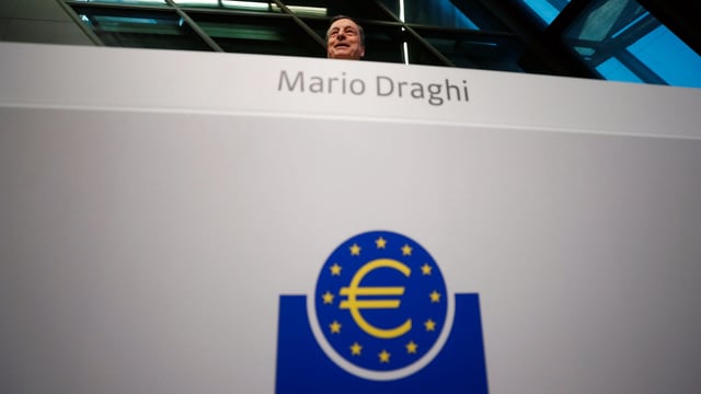 Draghi sitzt über dem Euro-Logo. Draghi sitzt über dem Euro-Logo.