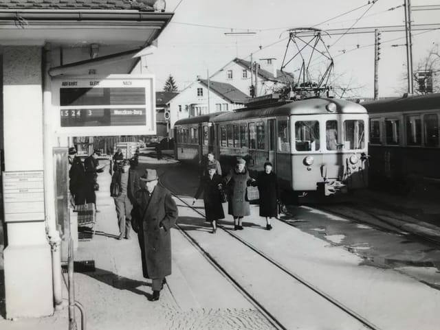 Ein Zug und Passagiere auf dem Perron der WSB irgendwann in den 60er-Jahren. Ein Zug und Passagiere auf dem Perron der WSB irgendwann in den 60er-Jahren.