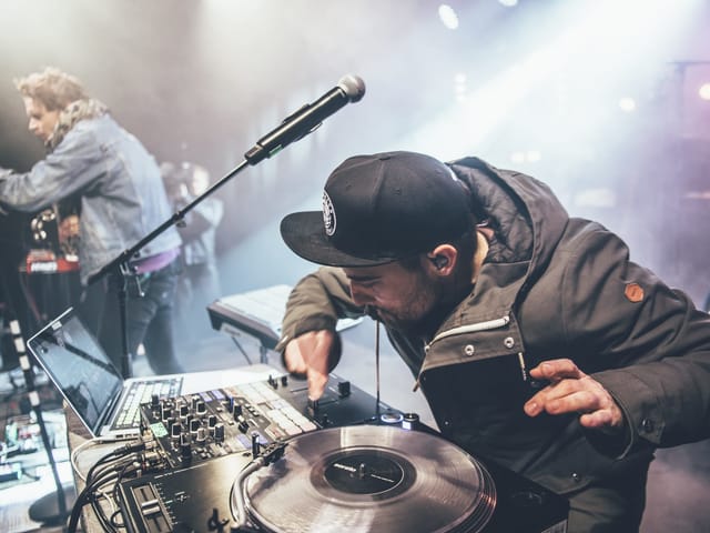 Am Plattenteller: DJ Arts von Dabu Fantastic.