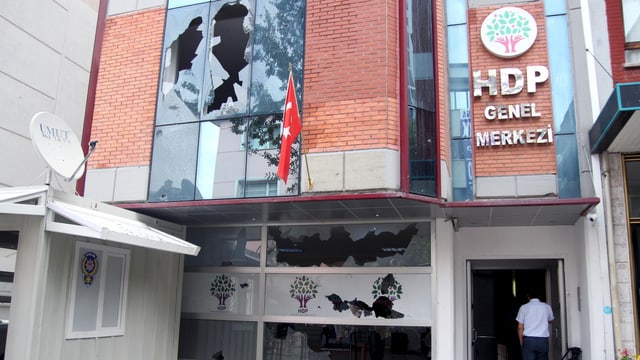 Zerstörte Fenster an einem Gebäude Zerstörte Fenster an einem Gebäude