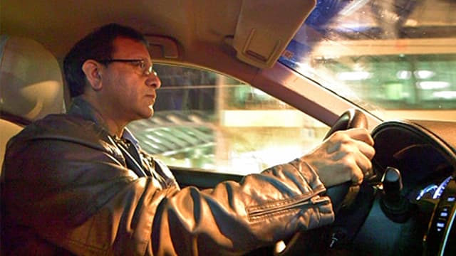 Einwanderer Raiz Hussain aus Pakistan am Steuer seines Taxis Einwanderer Raiz Hussain aus Pakistan am Steuer seines Taxis