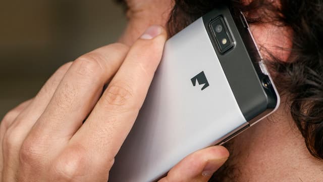 Mann mit einem Handy am Ohr. Mann mit einem Handy am Ohr.