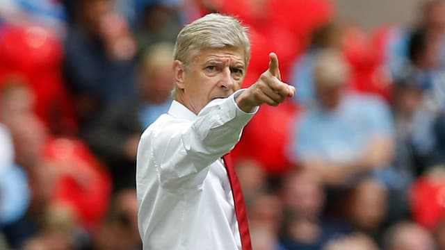 Arsène Wenger dirigiert von de Seitenlinie aus. Arsène Wenger dirigiert von de Seitenlinie aus.