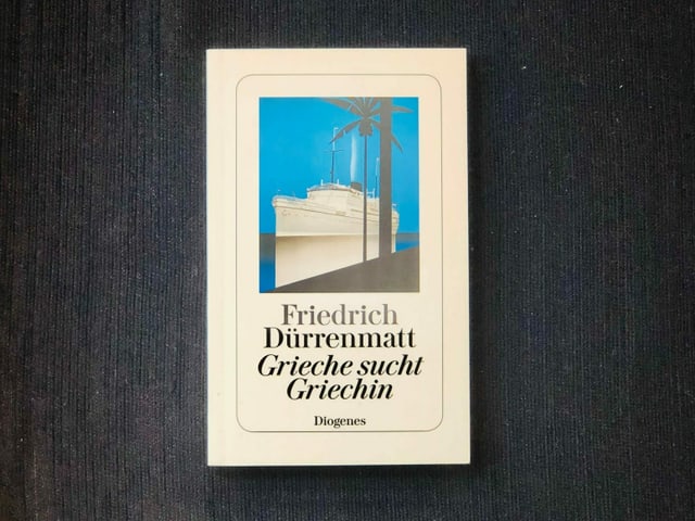 «Grieche sucht Griechin» von Friedrich Dürrenmatt liegt auf einem dunklen Sessel «Grieche sucht Griechin» von Friedrich Dürrenmatt liegt auf einem dunklen Sessel