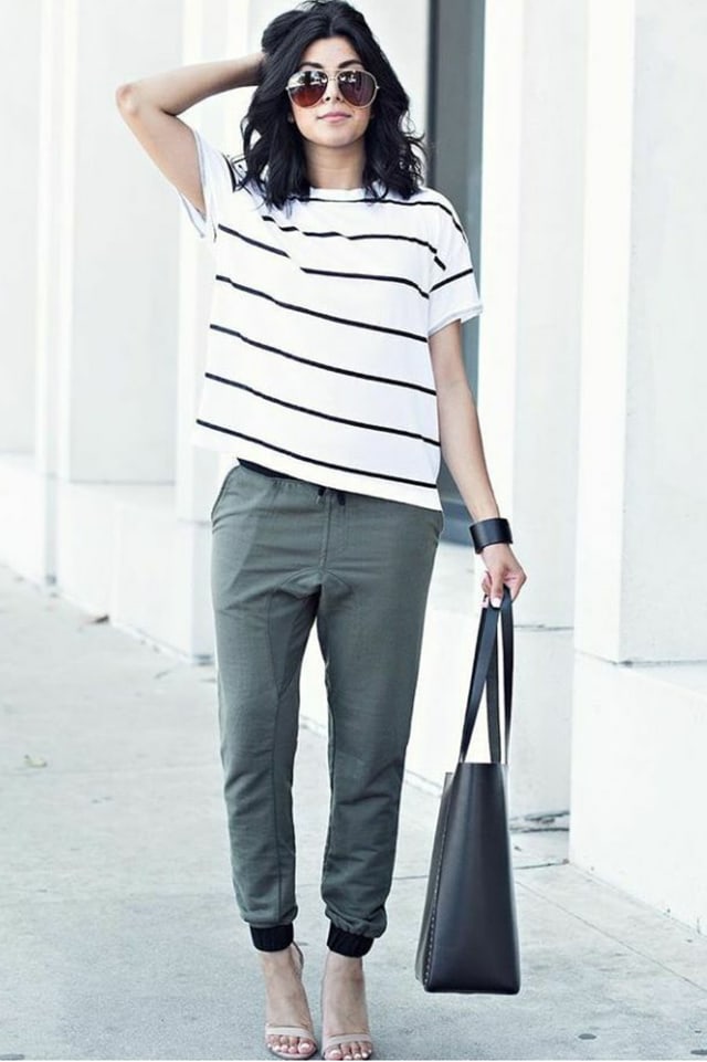 Frau in Marineshirt, Trainerhose und Highheels