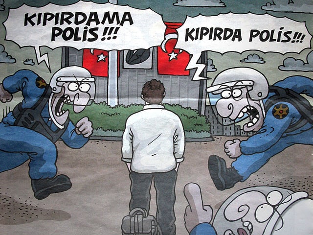 Drei Polizisten rennen auf den «stehenden Mann» auf dem Taksim-Platz zu; einer ruft: «Keine Bewegung, Polizei!», ein anderer «Beweg dich, Polizei!». Drei Polizisten rennen auf den «stehenden Mann» auf dem Taksim-Platz zu; einer ruft: «Keine Bewegung, Polizei!», ein anderer «Beweg dich, Polizei!».