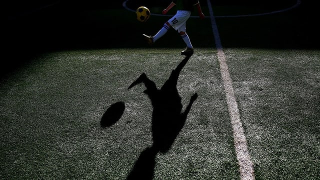 Kind spielt auf Fussballplatz Kind spielt auf Fussballplatz