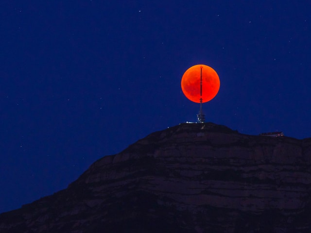 Der Turm der Rigi vor dem Mond.