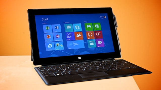Wir sehen ein Tablet mit Stift und Ständer. Wir sehen ein Tablet mit Stift und Ständer.