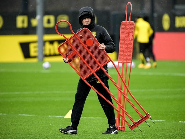 Spiele gibt es für ihn und die Mannschaft vorerst keine: Dortmund-Trainer Lucien Favre. Spiele gibt es für ihn und die Mannschaft vorerst keine: Dortmund-Trainer Lucien Favre.