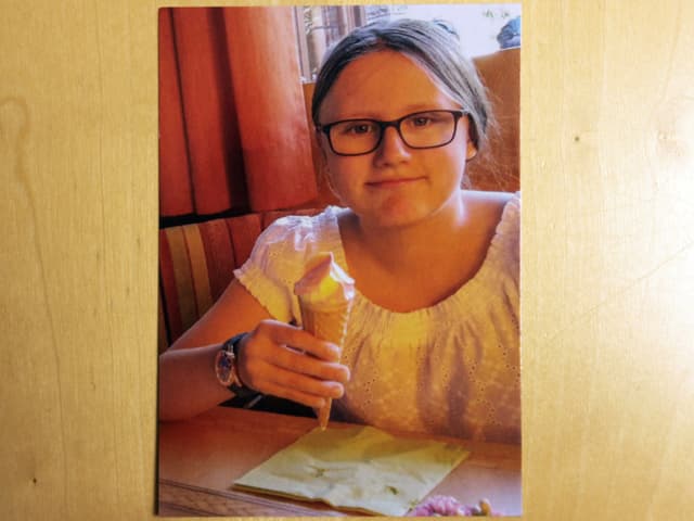 Kind am Glacé essen