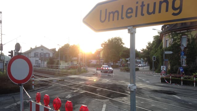 Bahnübergang mit Brandspuren Bahnübergang mit Brandspuren