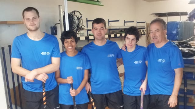 Fünf Unihockey-Spielerinnen in der Turnhalle in Einsiedeln Fünf Unihockey-Spielerinnen in der Turnhalle in Einsiedeln
