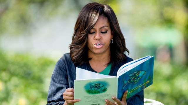 Michelle Obama liest aus dem Regenbogenfisch vor.
