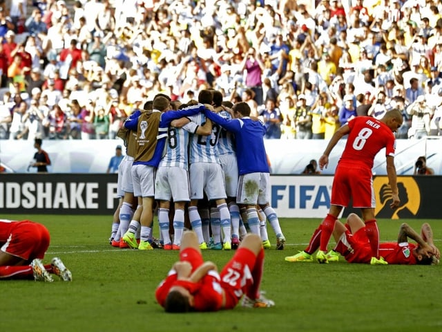 Jubelnde Argentinier und am Boden zerstörte Schweizer nach dem WM-Achtelfinal 2018. Jubelnde Argentinier und am Boden zerstörte Schweizer nach dem WM-Achtelfinal 2018.