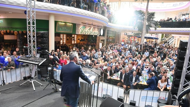 Norbert Hofer bei Wahlkampfrede vor Publikum Norbert Hofer bei Wahlkampfrede vor Publikum