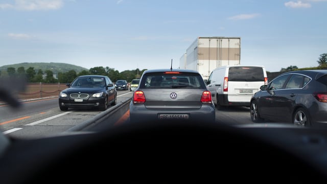 Stehen im Stau, Ansicht durch Windschutzscheibe Stehen im Stau, Ansicht durch Windschutzscheibe