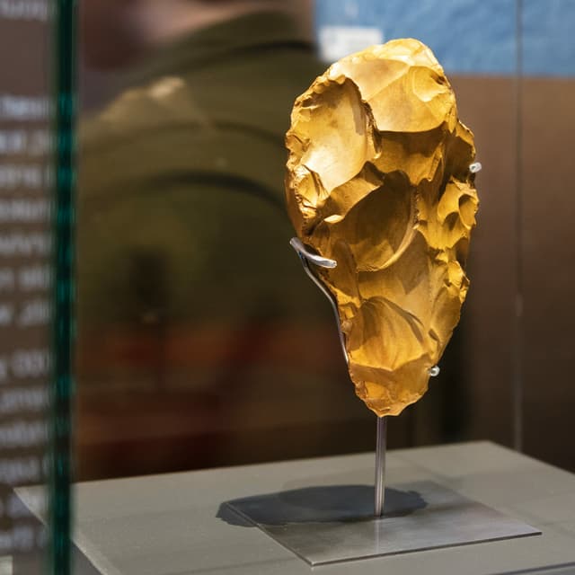 Faustkeil in einer Glasvitrine. Faustkeil in einer Glasvitrine.