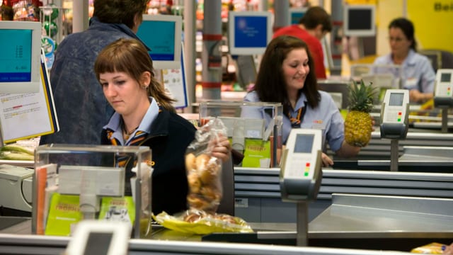 Kassiererinnen in einem Supermarkt Kassiererinnen in einem Supermarkt