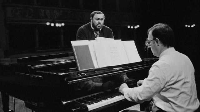 Pavarotti singt, während ihn Leone Magiera am Piano begleitet. Pavarotti singt, während ihn Leone Magiera am Piano begleitet.