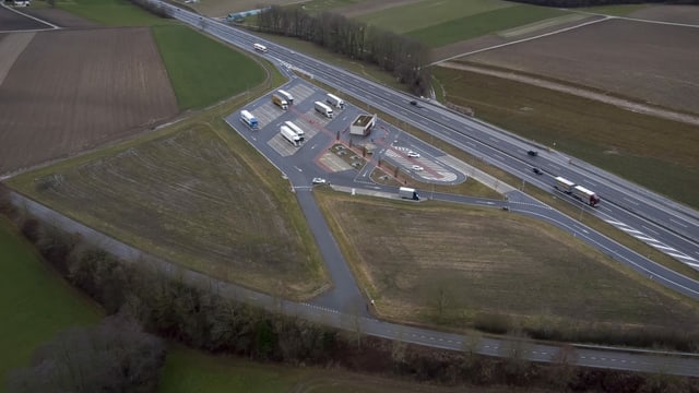 Südlich dieser Raststätte soll ein Transitplatz entstehen. Südlich dieser Raststätte soll ein Transitplatz entstehen.