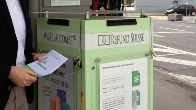 Ein grüner Metallkasten mit Einscann-Schlitzen. Ein grüner Metallkasten mit Einscann-Schlitzen.