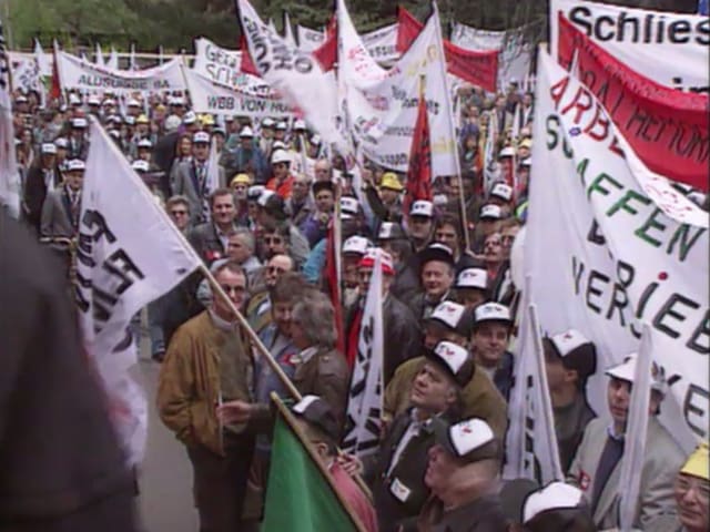 Bild einer Protestaktion, Menschenmenge mit Fahnen und Bannern Bild einer Protestaktion, Menschenmenge mit Fahnen und Bannern